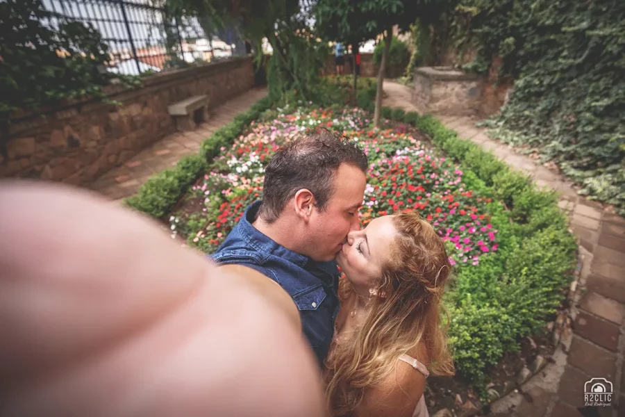 Selfie de novios besándose en un jardín. Boda en Cáceres - Preboda en los Jardines de Ulloa [J&Z]