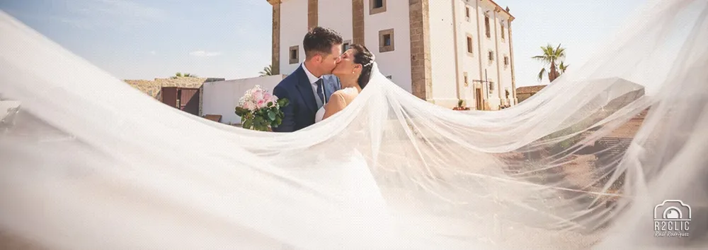 Frase 1402 y una de las mejores fotos de boda de r2clic.com - Proyecto 365VecesTeQuiero · Novios besándose en la casa palacio El Trasquilón, rodeados del velo de la novia. . Frase acompañando a foto: “Todos los labios saben besar… lo difícil es encontrar unos que te hagan sentir” #amordeuncafé (Reportaje de boda en Valdesalor)