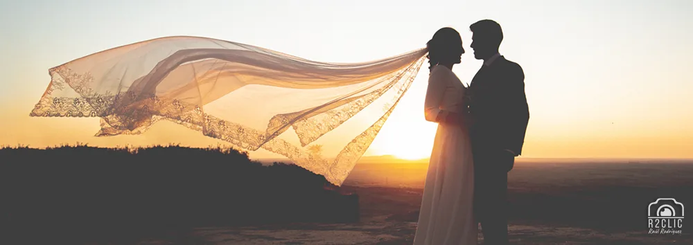 Frase 1417 y una de las mejores fotos de boda de r2clic.com - Proyecto 365VecesTeQuiero · Novios al atardecer y velo de la novia flotando en el aire. Frase acompañando a foto: “A veces llegamos tarde para ser el primer amor, pero justo a tiempo para ser el de toda la vida”(Reportaje de boda en Trujillo)