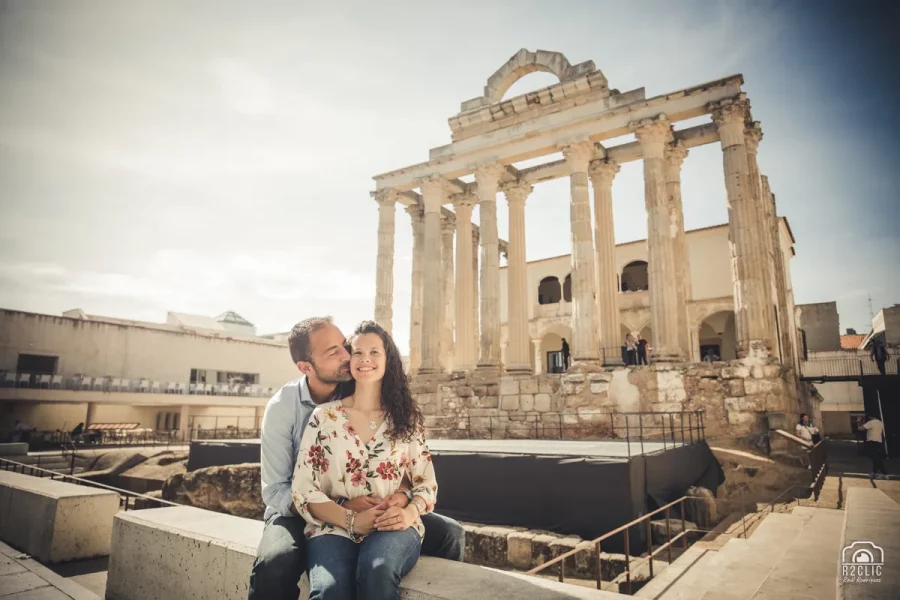 Boda religiosa en Arroyo de la Luz. Fotos de preboda en Mérida, Templo de Diana [E&J]