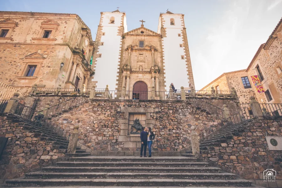 Boda religiosa en Garrovillas. Celebración en la Hospedería Puente de Alconetar. Preboda en Cáceres, Plaza de San Jorge [J&L]