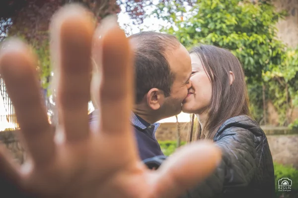 Fotos de preboda. Novios besándose tapando la cámara [J&L]