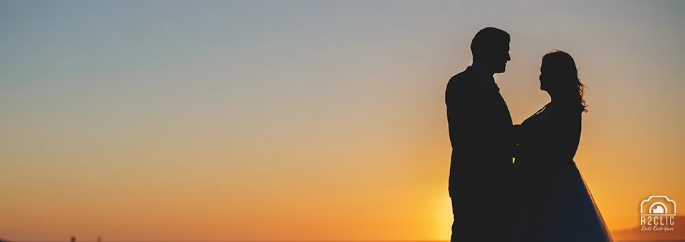 Frase 1442 y una de las mejores fotos de boda de r2clic.com - Proyecto 365VecesTeQuiero · Novios al atardecer en la playa de Tarifa- Cádiz. Frase acompañando a foto: “Un atardecer es sólo un atardecer. Un atardecer contigo lo es todo” David Sant (Reportaje de boda en Tarifa - playas de Cádiz)